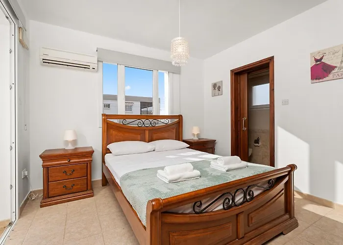 St George - 3 Bed With Private Pool *